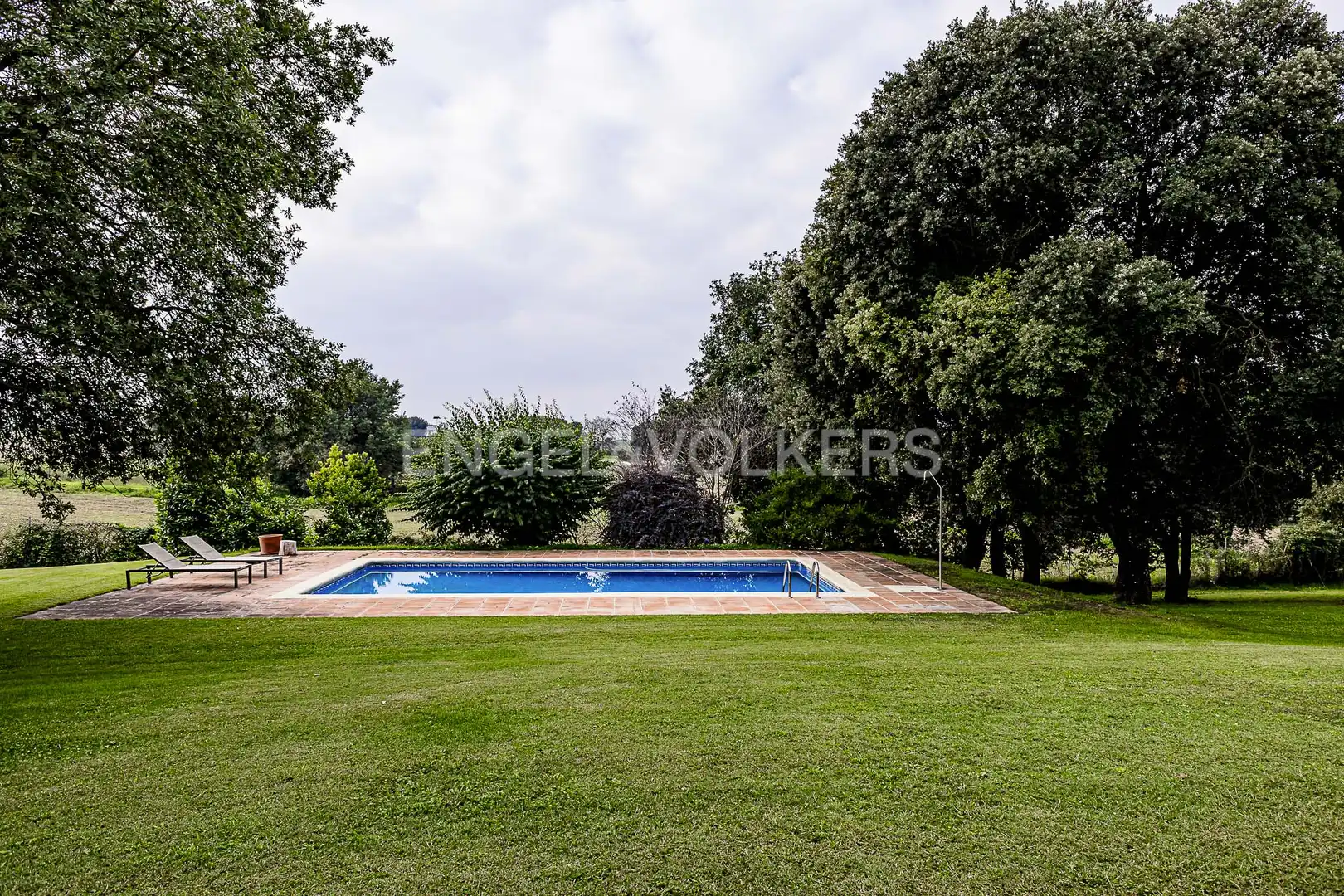 Schwimmbecken von Country house zum Verkauf in Torelló mit Klimaanlage, Heizung und Privatgarten