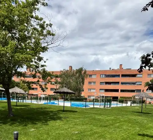 Außenansicht von Wohnung zur Miete in Madrid mit Heizung, Parkett und Terrasse
