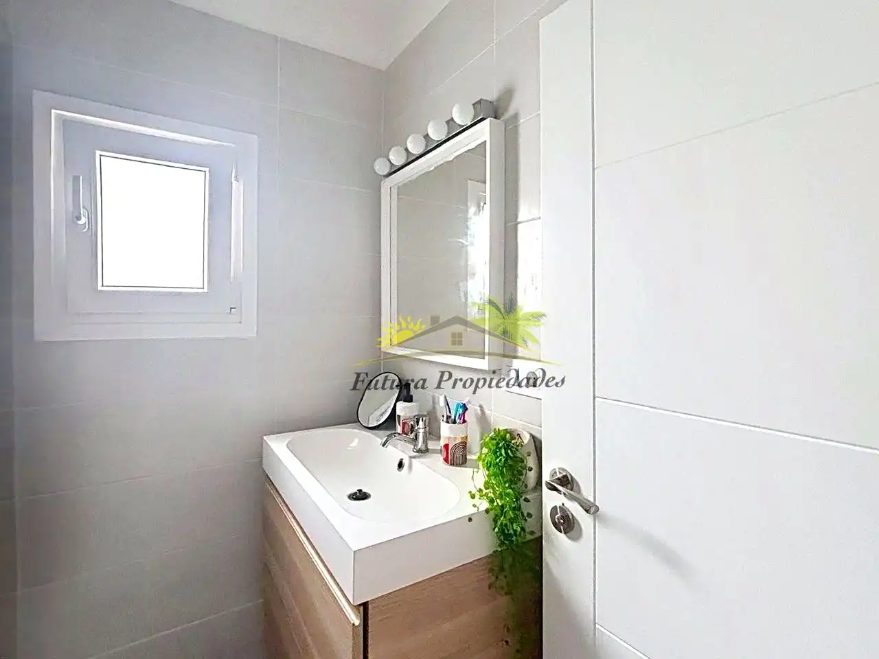 Baño de Piso en venta en Arrecife con Terraza y Amueblado