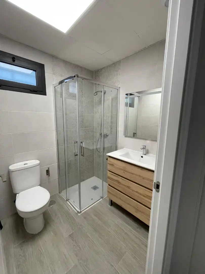 Badezimmer von Wohnung zur Miete in La Rinconada mit Klimaanlage, Heizung und Terrasse