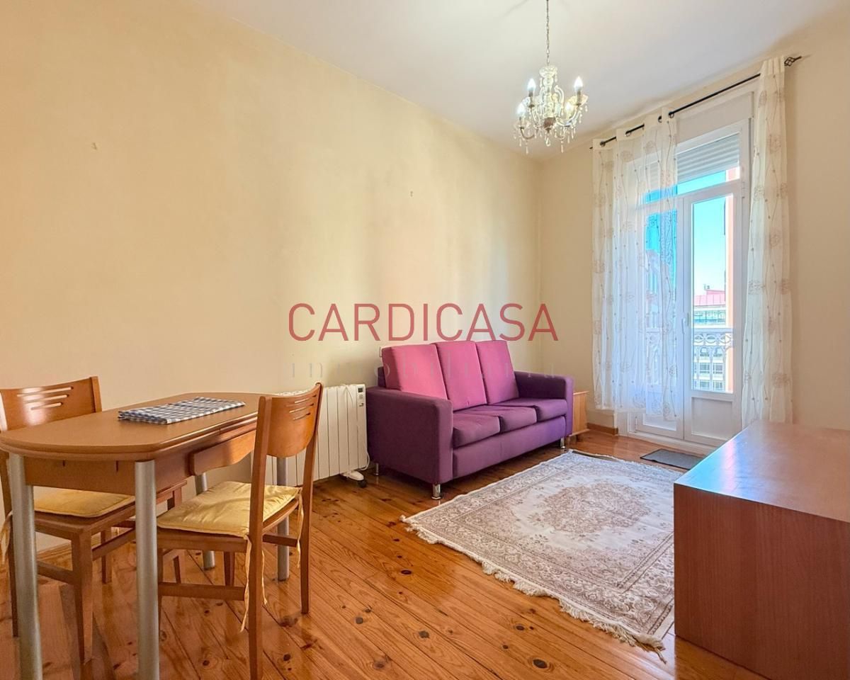 Dormitori de Pis en venda en Vigo  amb Calefacció, Parquet i Moblat