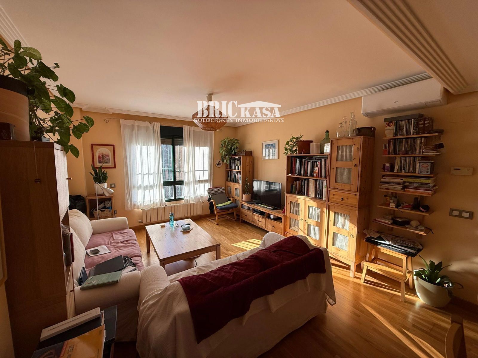 Sala d'estar de Casa adosada en venda en Cáceres Capital amb Aire condicionat, Calefacció i Terrassa