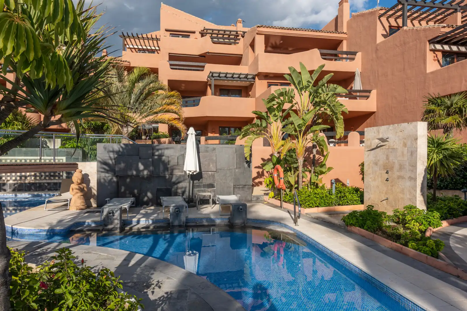 Vista exterior de Apartament en venda en Estepona amb Aire condicionat, Terrassa i Piscina