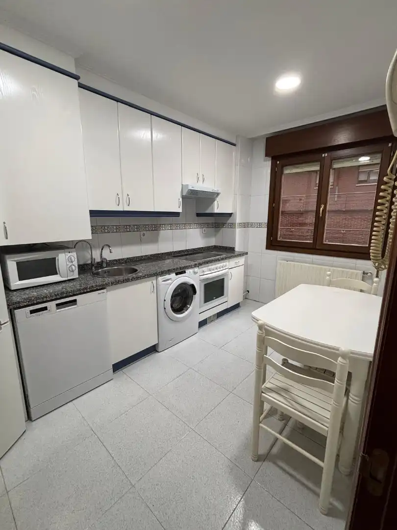 Piso de alquiler en Calle Proaza, 1, Las Campas