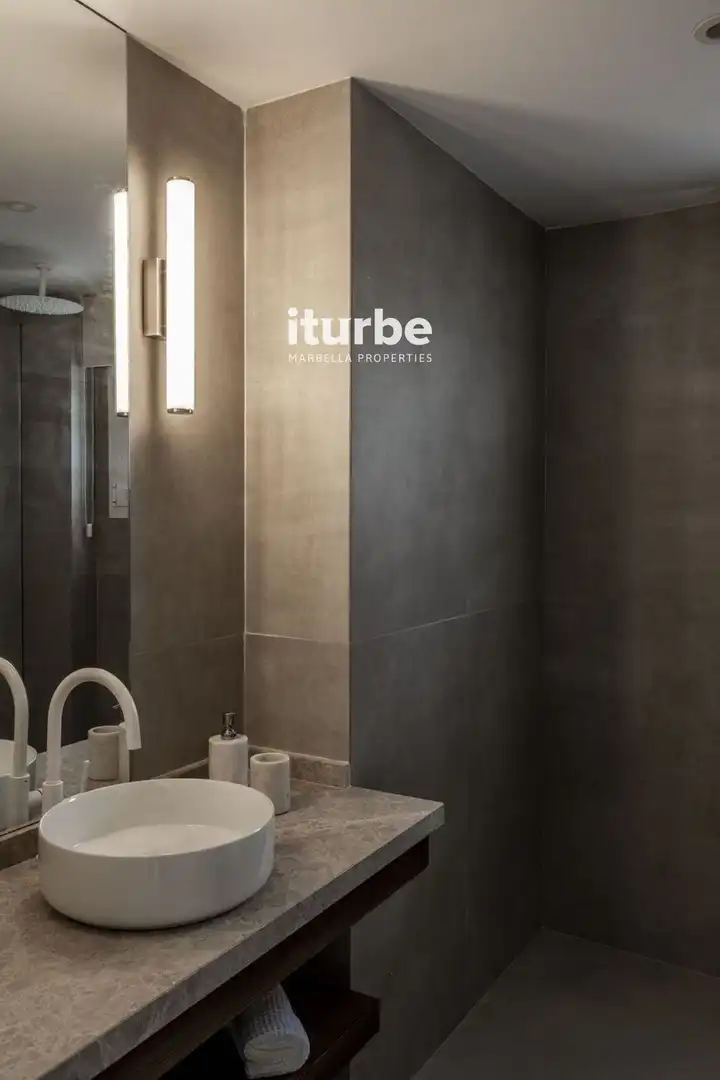 Baño de Casa adosada de alquiler en Marbella con Aire acondicionado, Terraza y Piscina