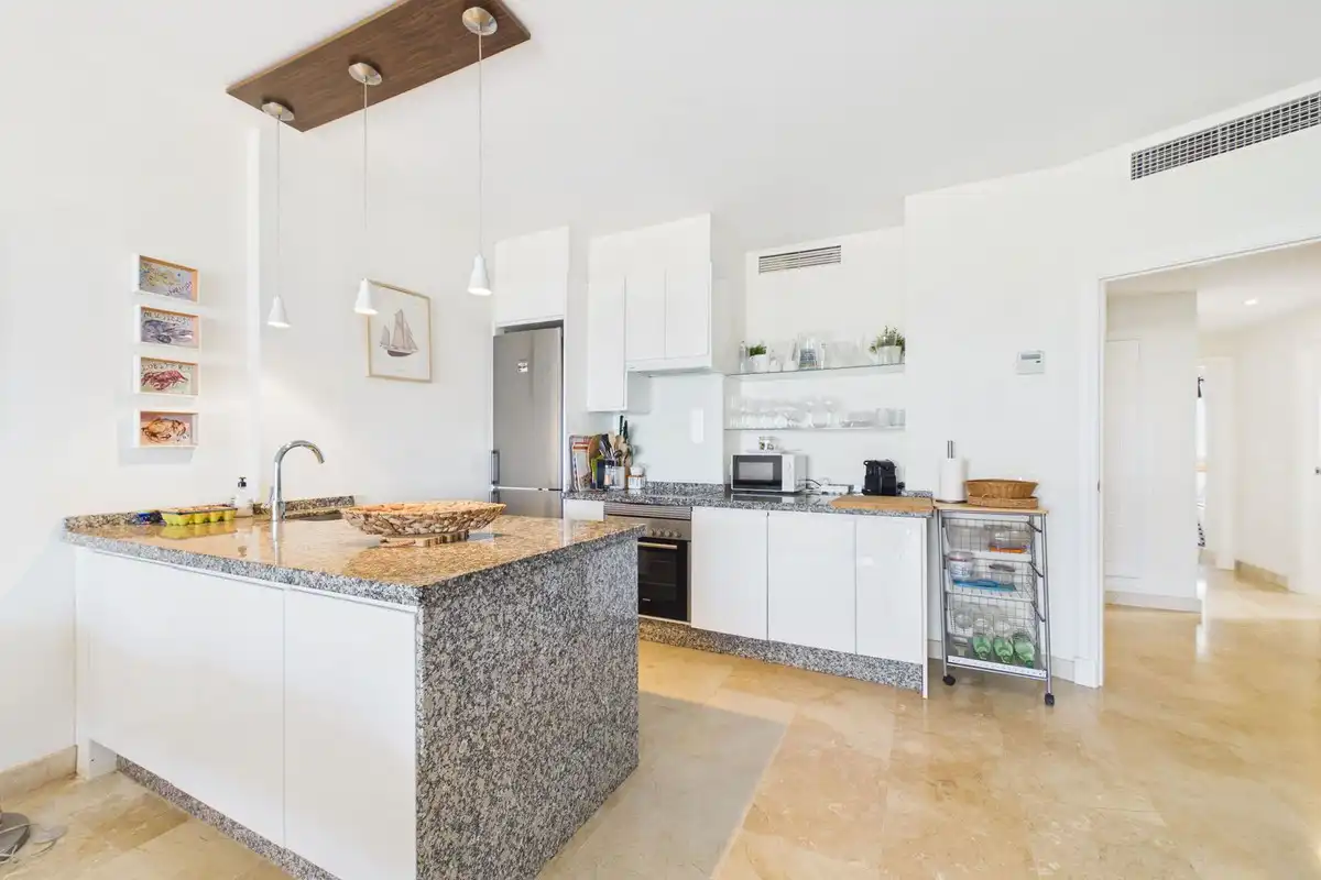 Ground floor with pool for sale in La Alcaidesa, imagen 2