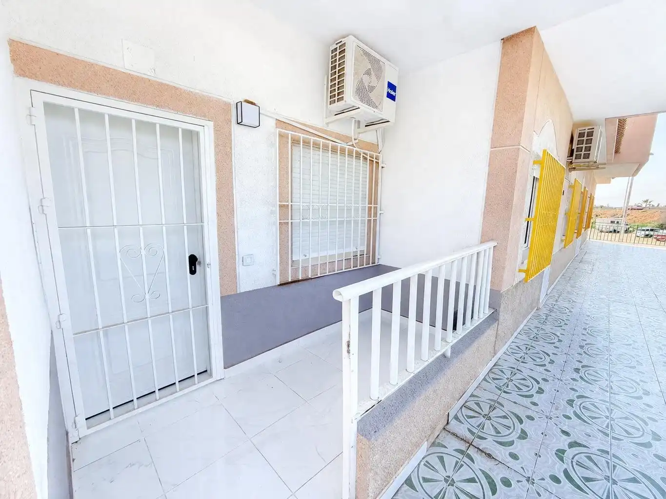 Erdgeschoss zum Verkauf in Torrevieja mit Klimaanlage, Terrasse und Schwimmbad