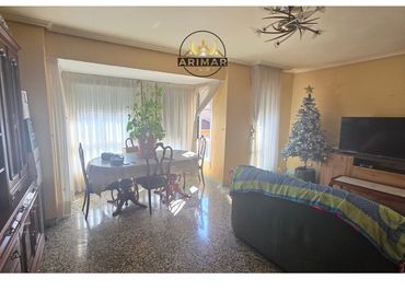 Piso con balcón en venta en Sur