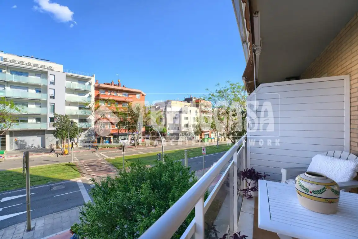 Vista exterior de Pis en venda en Cornellà de Llobregat amb Balcó