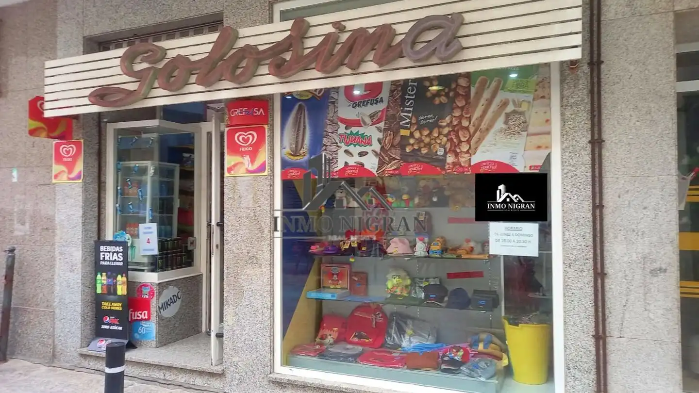 Locale commerciale in affitto a Rúa Arco Visigótico