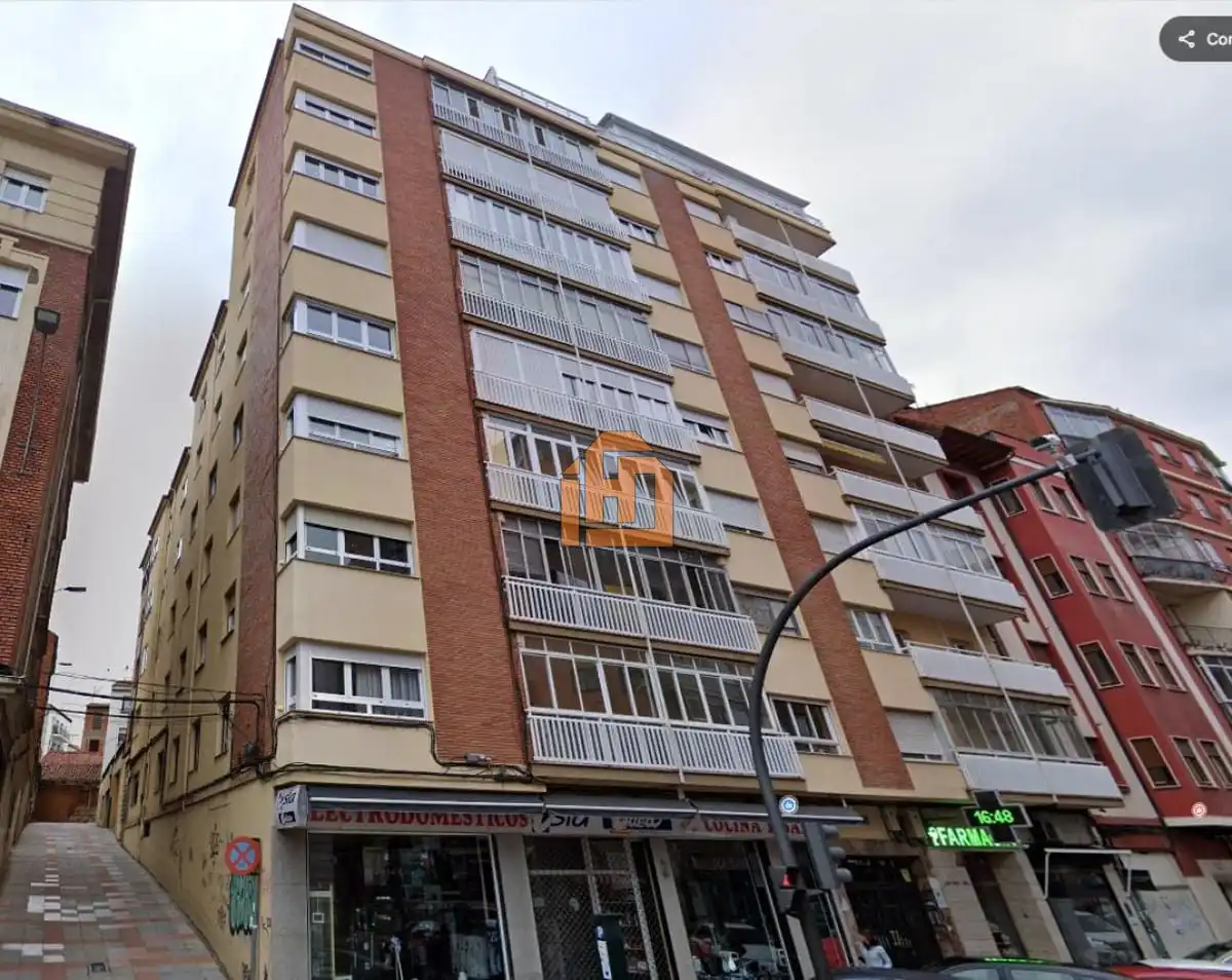 Vista exterior de Apartamento en venta en León Capital  con Calefacción y Parquet