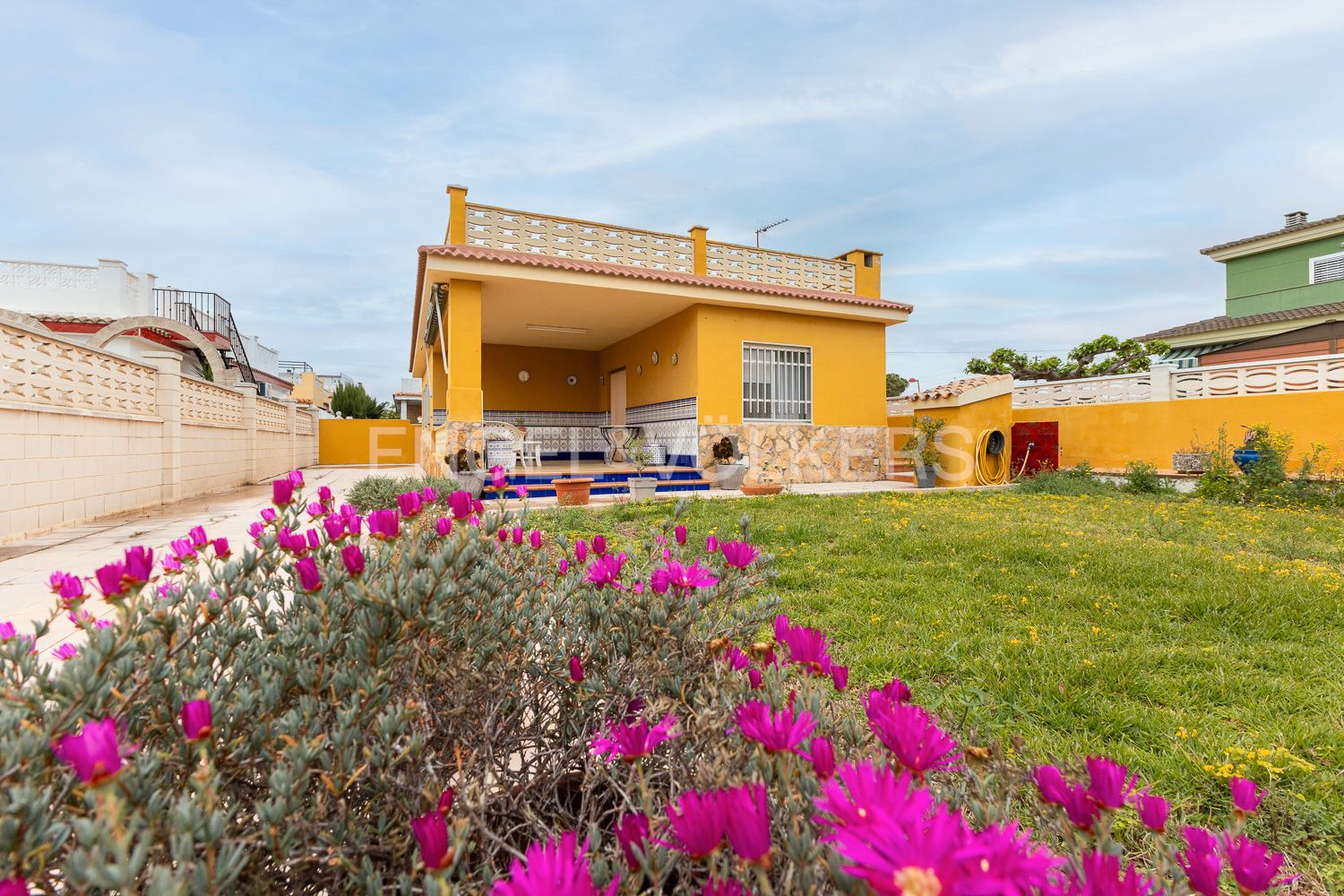 Vista exterior de Casa o xalet en venda en Burriana / Borriana amb Aire condicionat, Calefacció i Jardí privat