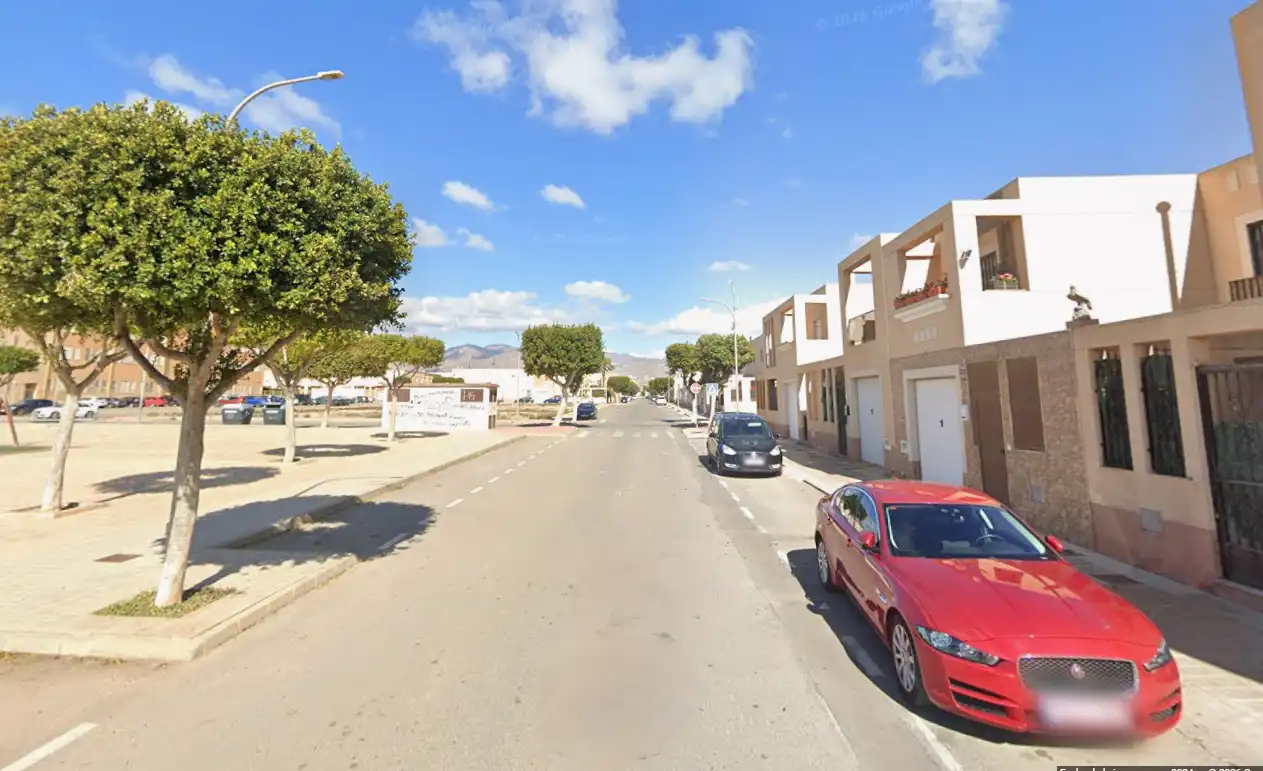 Außenansicht von Einfamilien-Reihenhaus zum Verkauf in Níjar mit Terrasse und Abstellraum