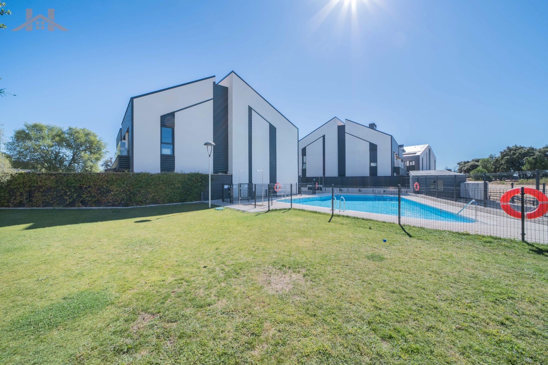 Vista exterior de Planta baixa en venda en Torrelodones amb Aire condicionat, Calefacció i Jardí privat