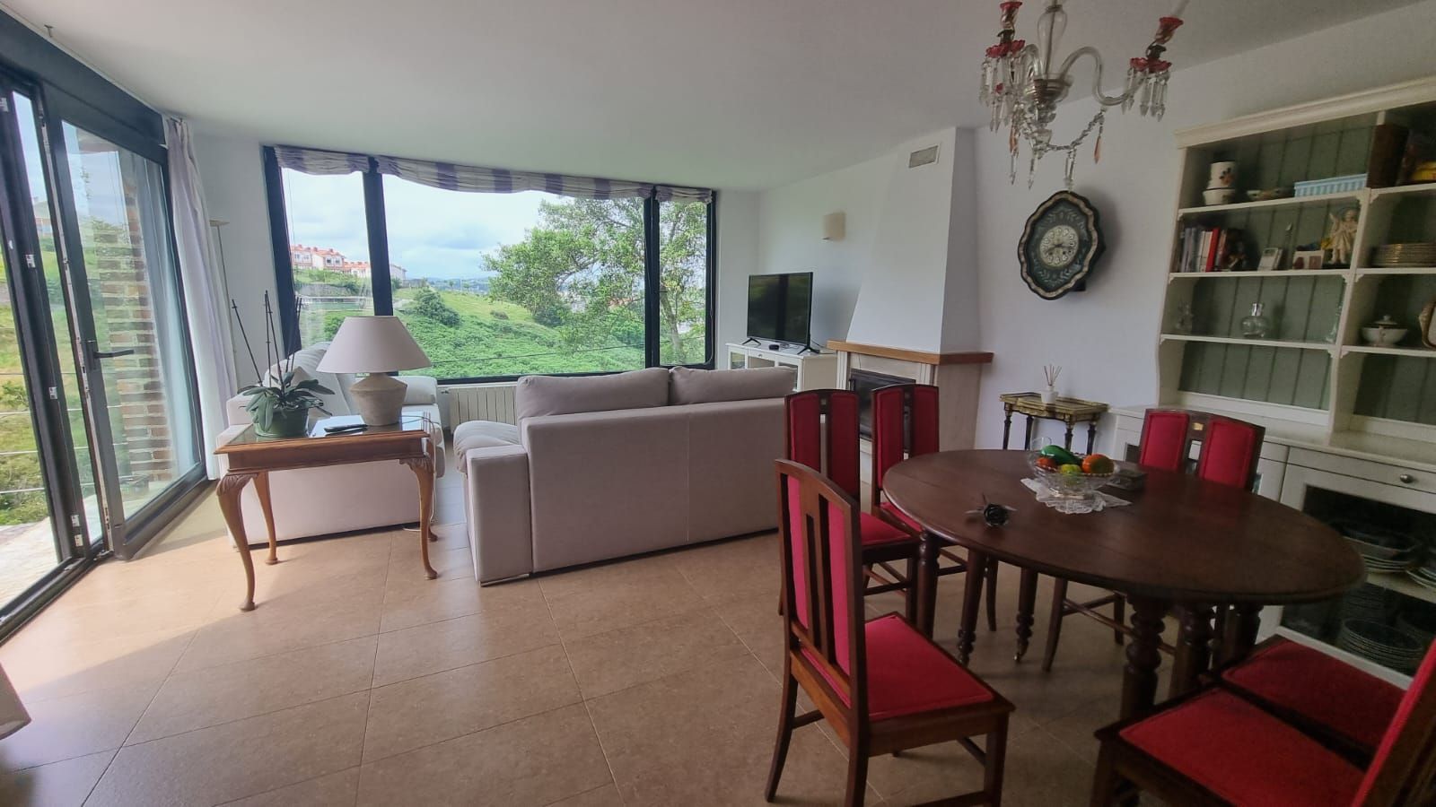 Sala d'estar de Casa o xalet en venda en Miengo amb Calefacció, Jardí privat i Moblat