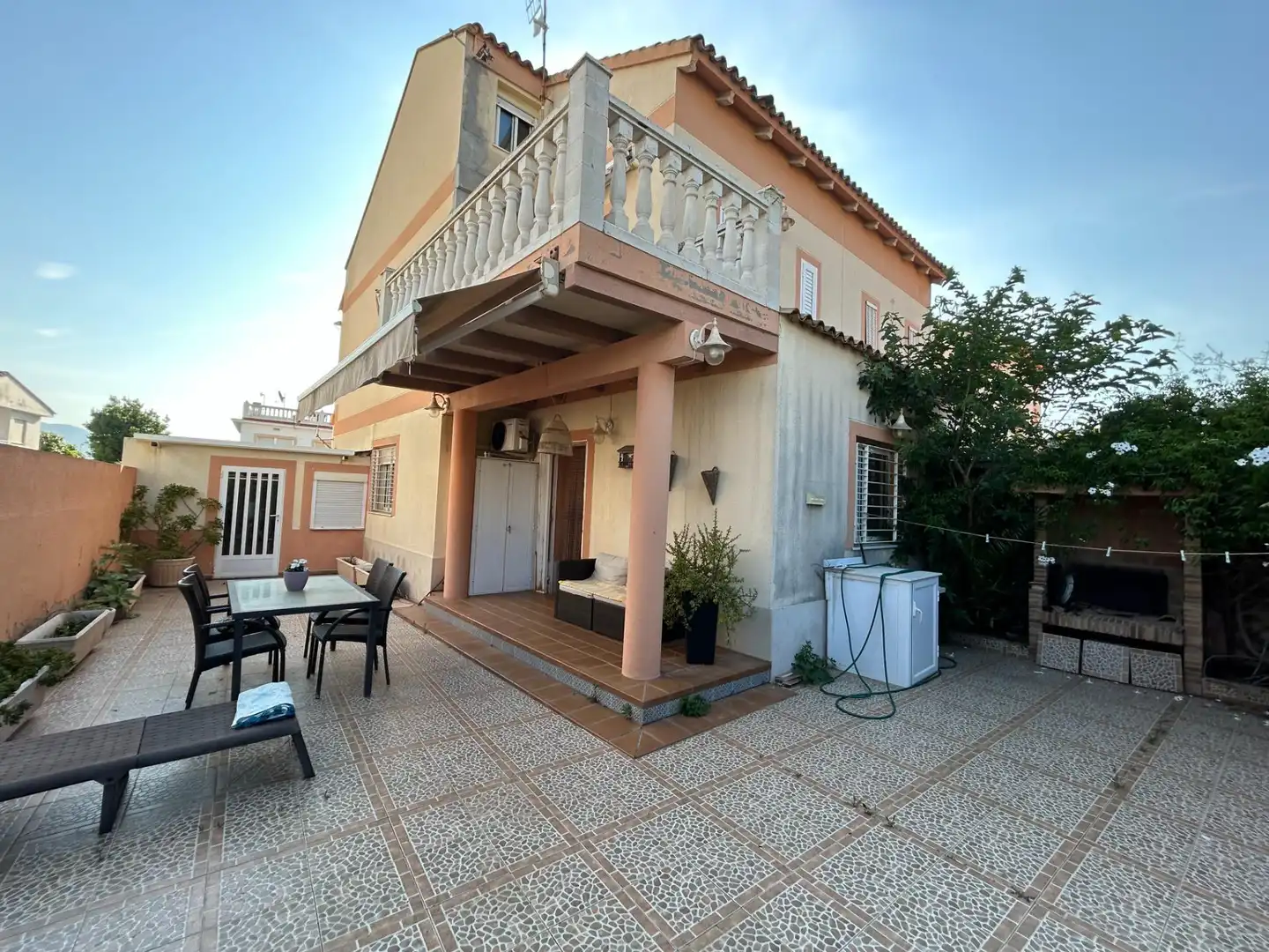 Terrasse von Einfamilien-Reihenhaus zum Verkauf in Cullera mit Klimaanlage, Privatgarten und Terrasse