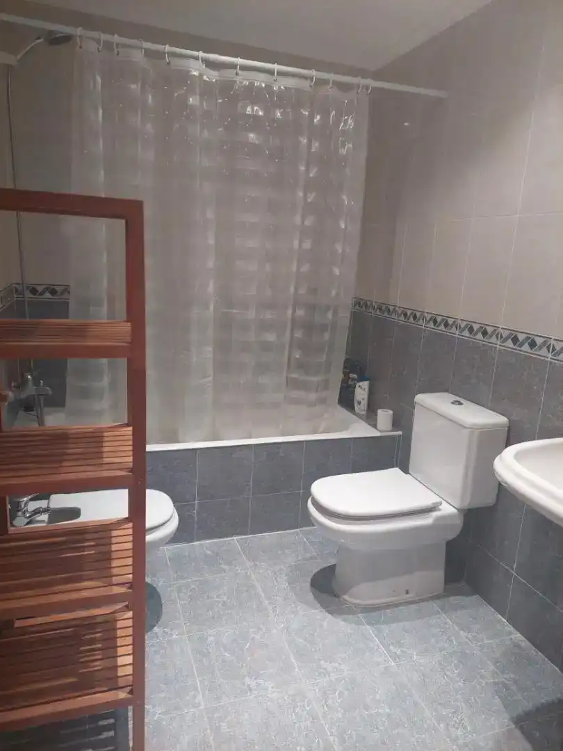 Badezimmer von Dachboden zur Miete in Castro-Urdiales mit Parkett, Schwimmbad und Möbliert