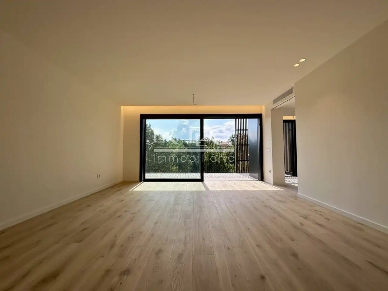 Living room of Flat for rent in Vic  with Air Conditioner, Heating and Parquet flooring