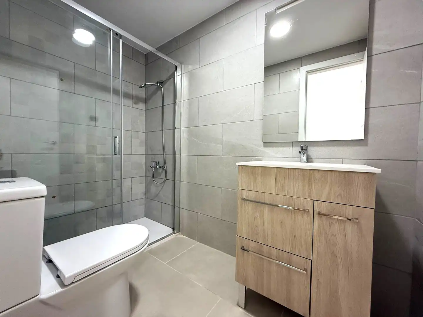 Badezimmer von Wohnung zum Verkauf in Antigua mit Privatgarten, Terrasse und Alarm