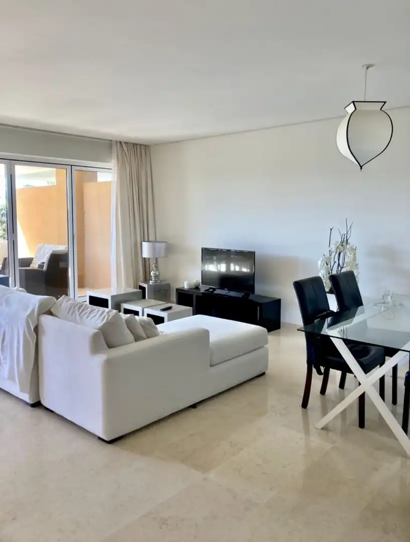 Sala de estar de Planta baja en venta en Sotogrande con Aire acondicionado, Terraza y Piscina