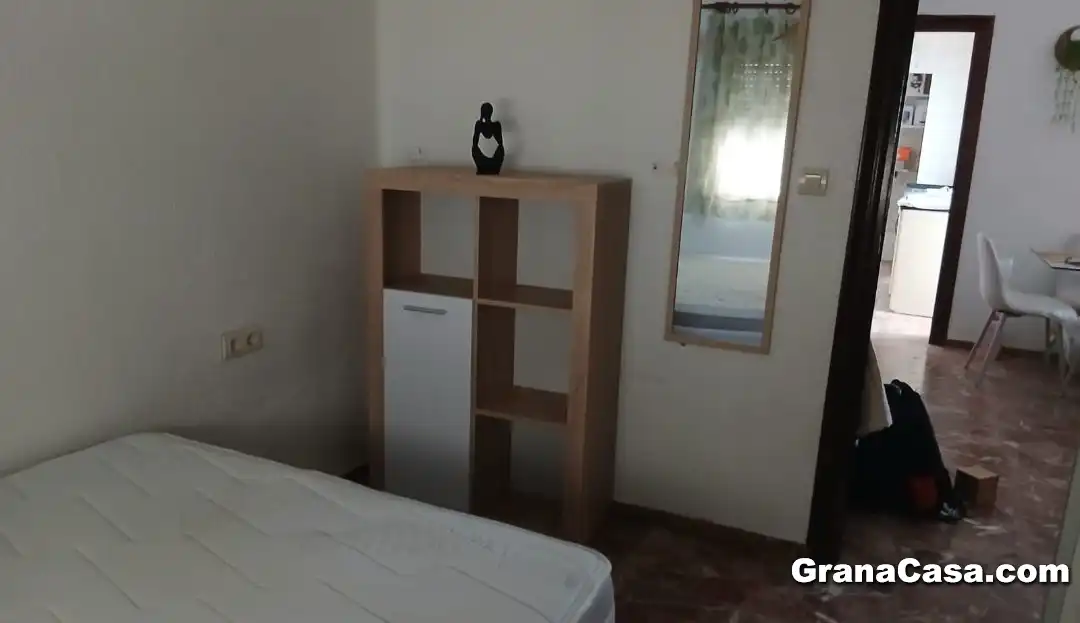 Dormitori de Casa adosada en venda en Granada amb Aire condicionat, Calefacció i Jardí privat