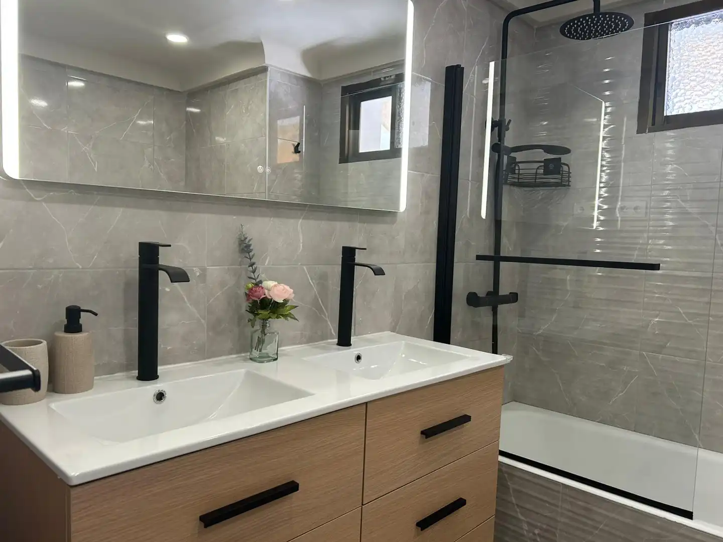 Baño de Piso de alquiler en Estepona con Aire acondicionado, Terraza y Amueblado