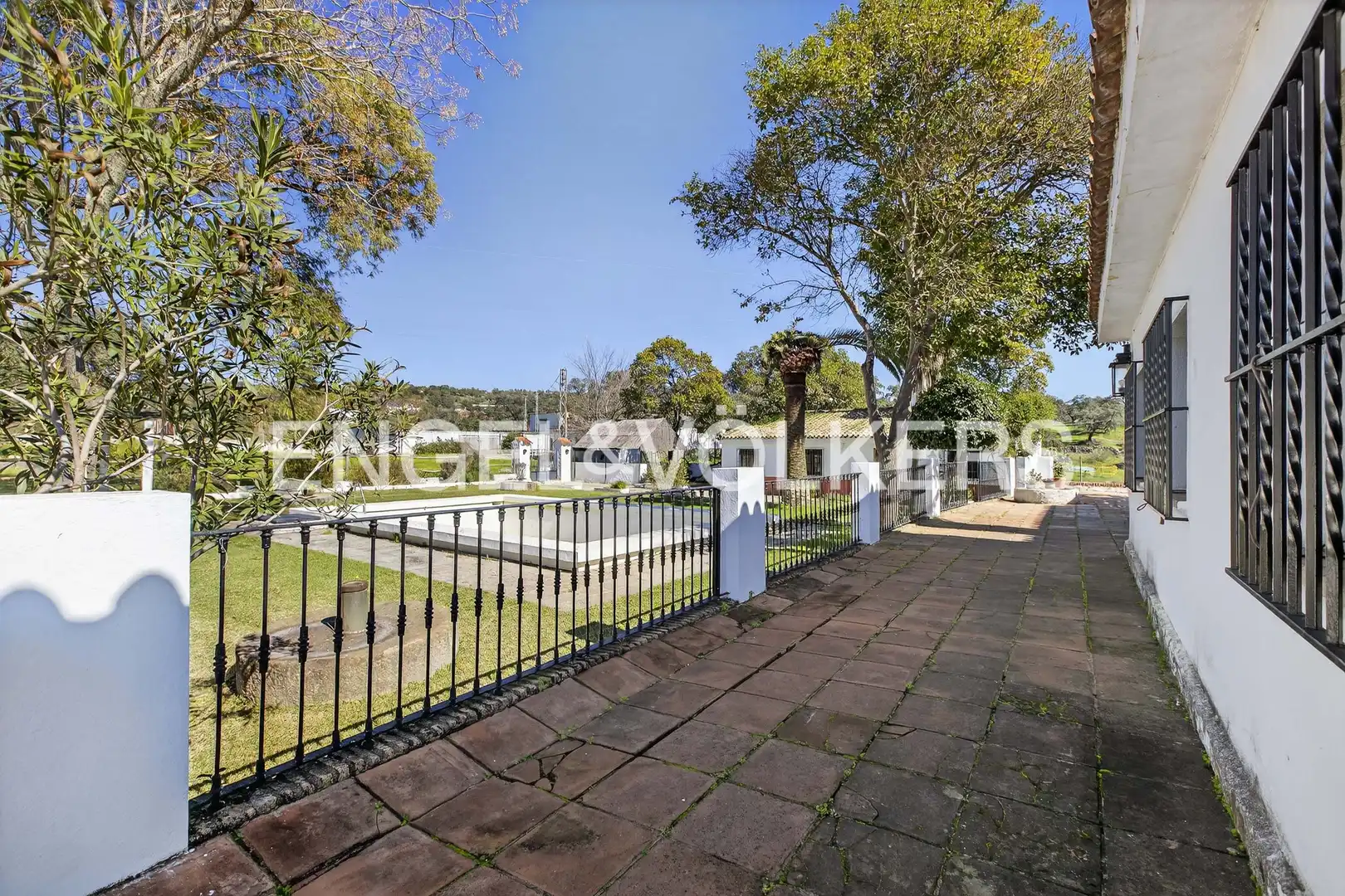 Vista exterior de Finca rústica en venta en El Castillo de las Guardas con Aire acondicionado, Calefacción y Jardín privado