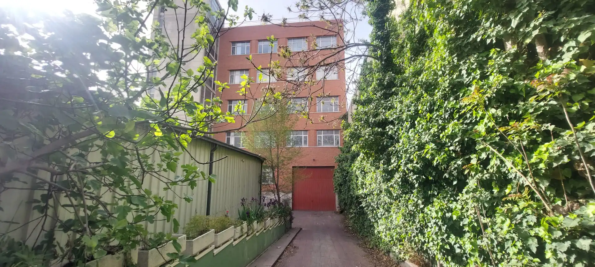 Außenansicht von Gebäude zur Miete in Madrid mit Alarm