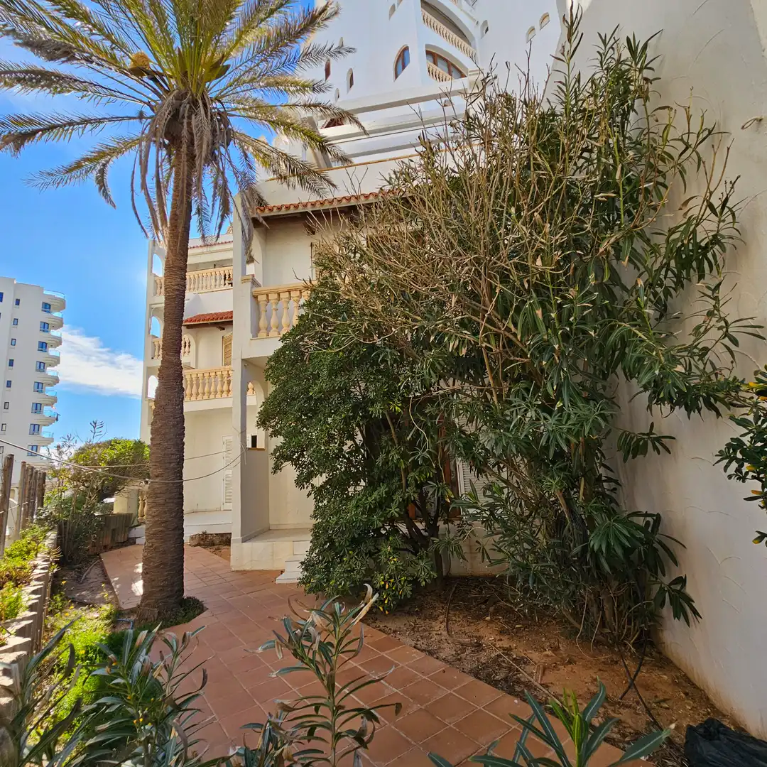 Vista exterior de Casa adosada en venda en La Manga del Mar Menor amb Jardí privat, Terrassa i Moblat