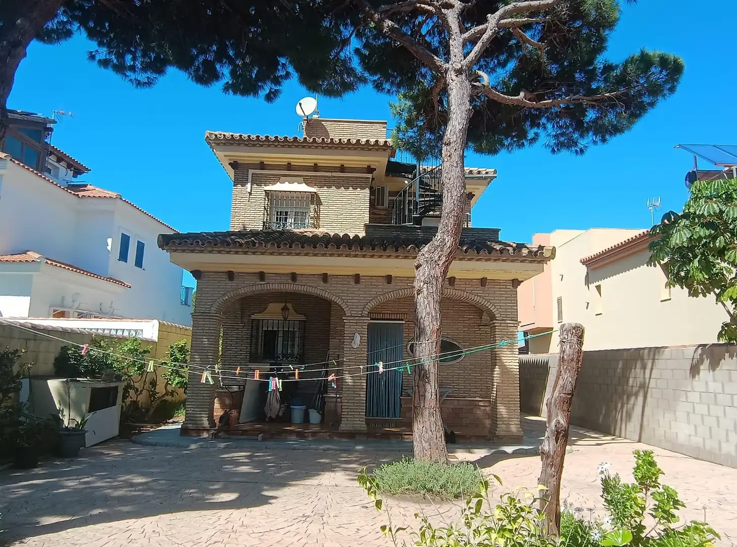 Vista exterior de Casa o xalet en venda en Chiclana de la Frontera amb Jardí privat