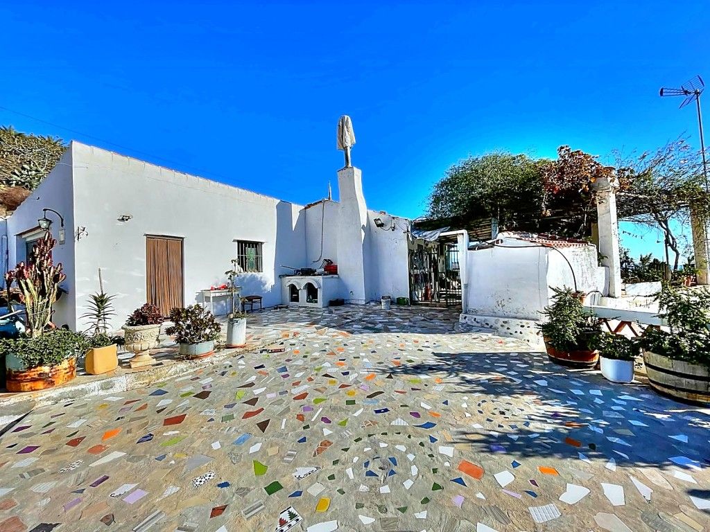 Vista exterior de Finca rústica en venda en Macharaviaya amb Jardí privat, Terrassa i Moblat