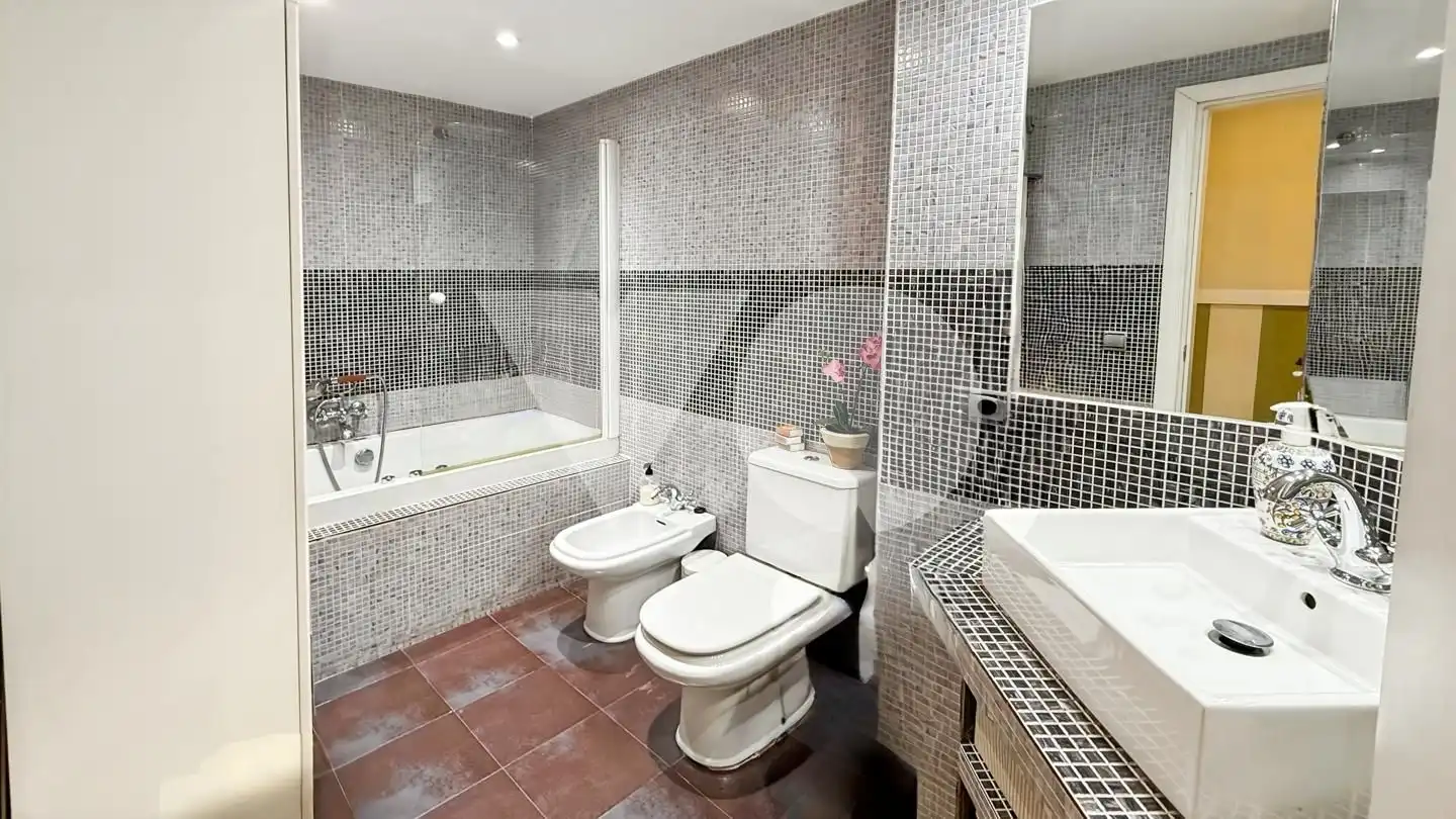 Baño de Piso en venta en Madrid con Aire acondicionado, Calefacción y Jardín privado