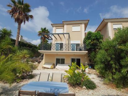 Vista exterior de Casa o xalet en venda en La Nucia amb Aire condicionat, Terrassa i Piscina