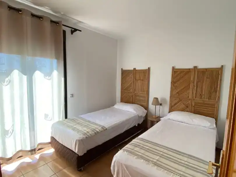 Dormitori de Casa adosada de lloguer en La Oliva amb Aire condicionat, Jardí privat i Piscina
