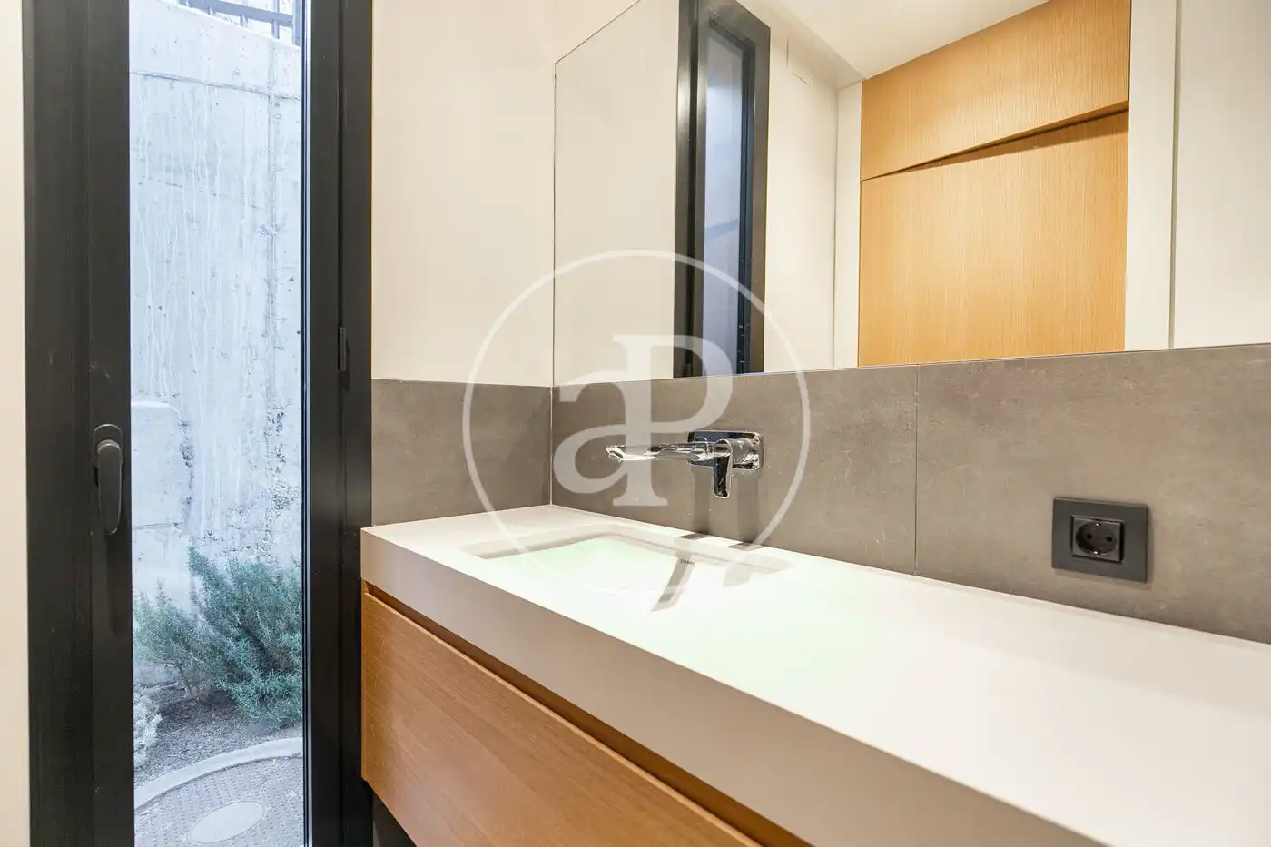 Bathroom of Flat for rent in Barcelona  with Air Conditioner, Heating and Private garden