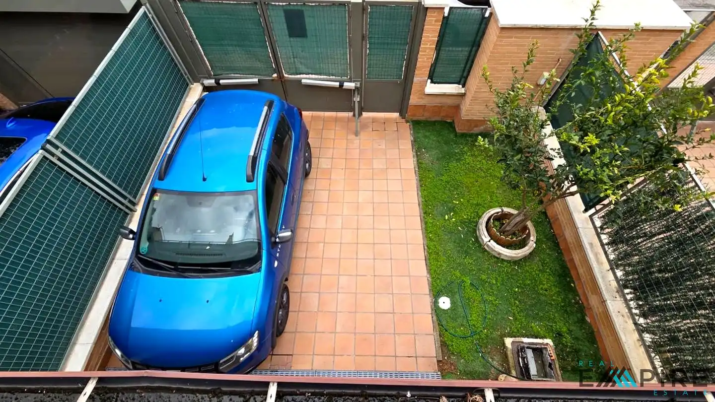 Aparcament de Casa adosada en venda en Parla amb Aire condicionat, Calefacció i Jardí privat
