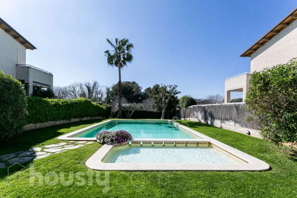 Piscina de Casa adosada en venda en Sitges amb Aire condicionat, Calefacció i Jardí privat