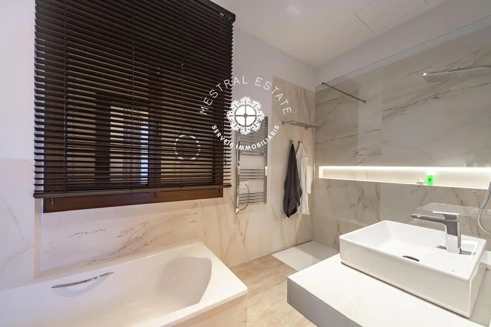 Bathroom of Houses for sale in Castelldefels  with Air Conditioner, Heating and Swimming Pool
