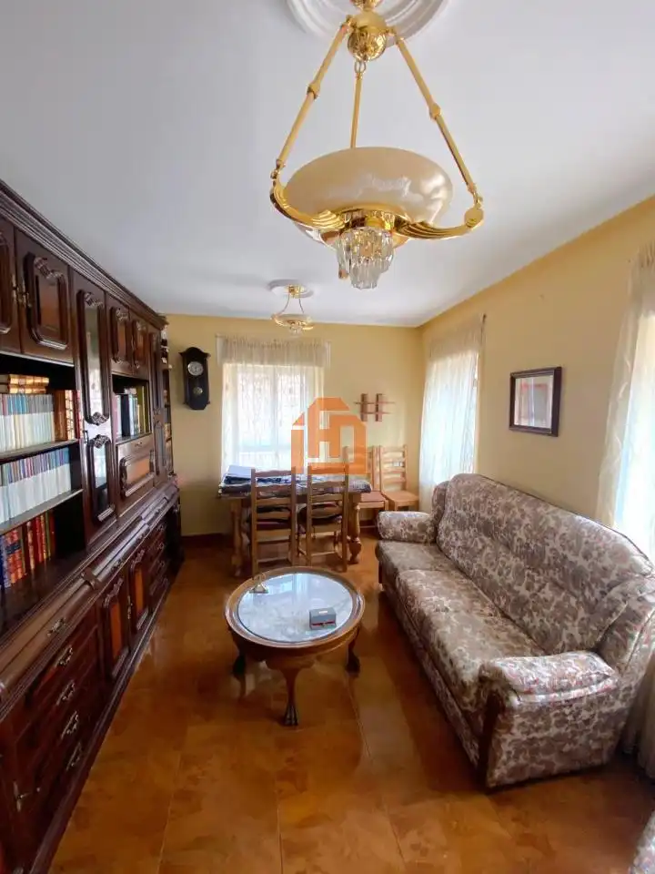 Sala de estar de Casa o chalet en venta en La Robla  con Calefacción y Amueblado