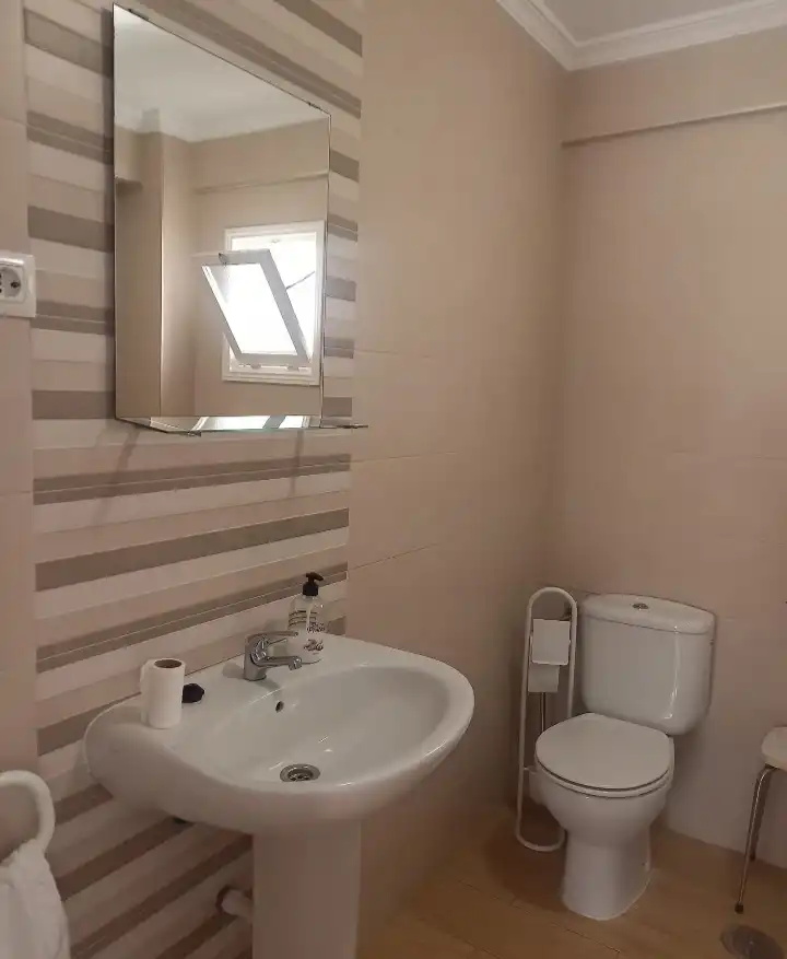 Baño de Piso de alquiler en Málaga con Amueblado, Lavadora y Microondas