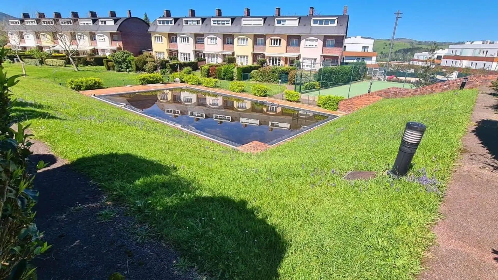 Piscina de Casa adosada en venta en Lasarte-Oria con Calefacción, Jardín privado y Parquet