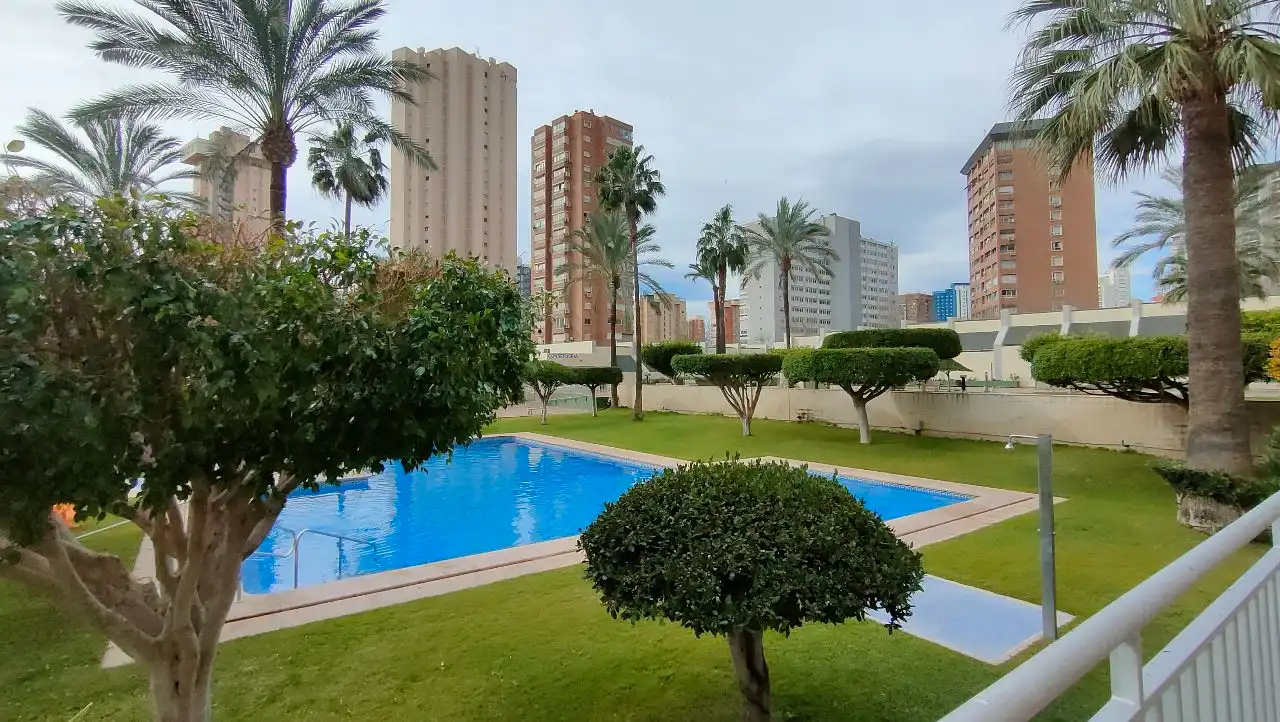 Piscina de Apartamento en venta en Benidorm con Aire acondicionado y Piscina comunitaria