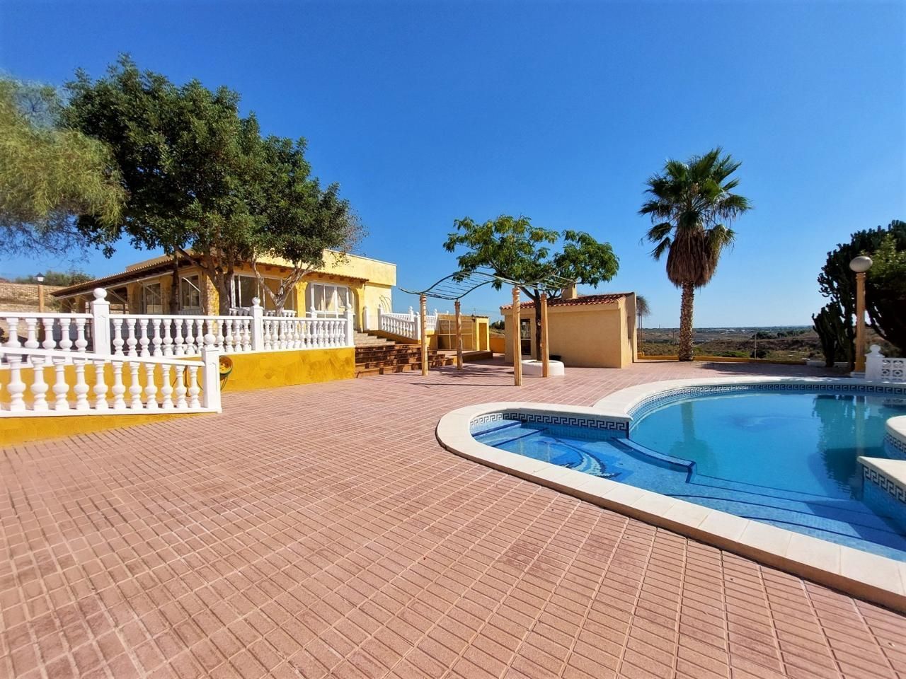 Vista exterior de Pis en venda en Elche / Elx amb Jardí privat, Piscina i Moblat