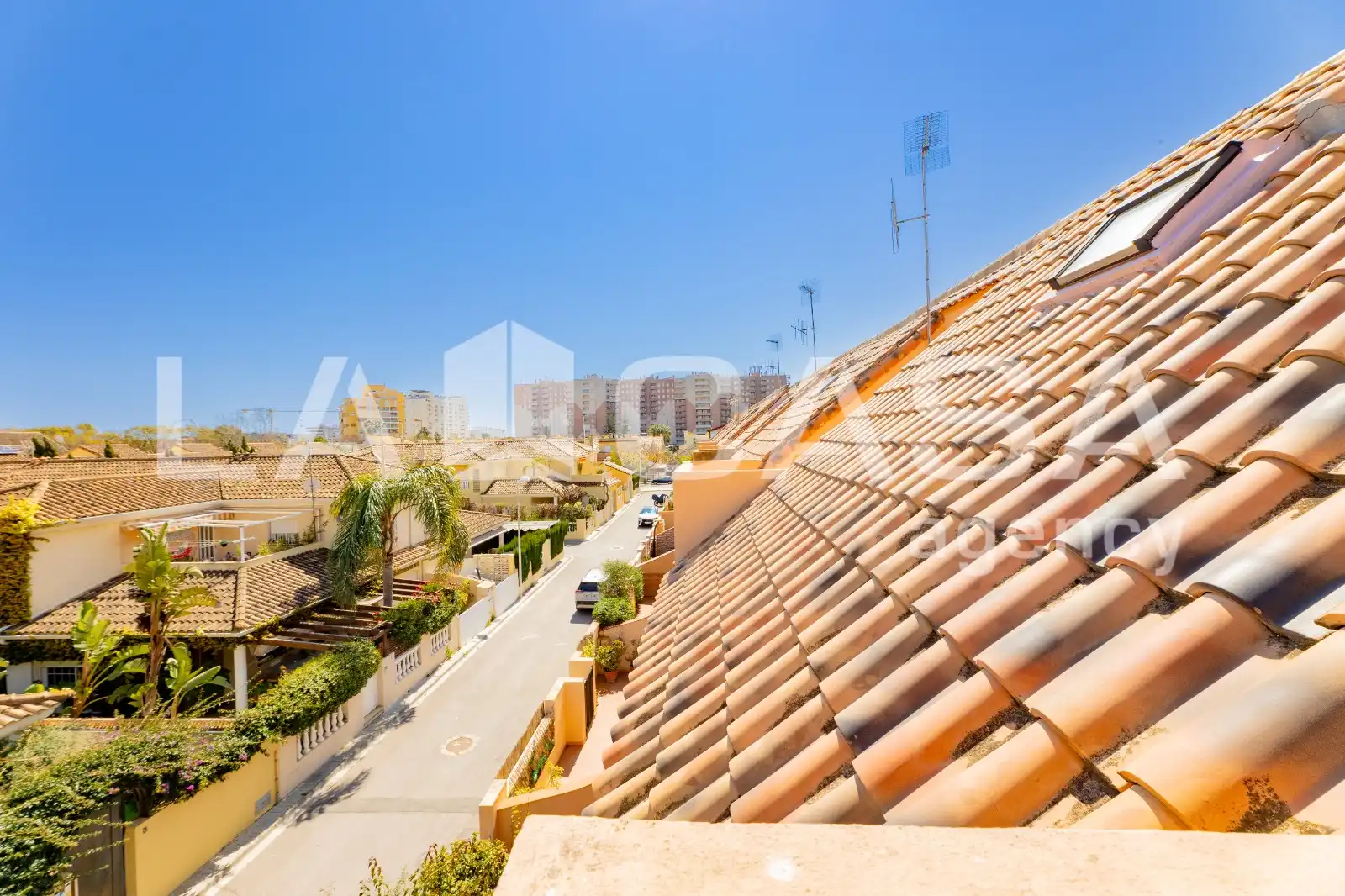 Vista exterior de Casa adosada en venda en Sagunto / Sagunt amb Terrassa, Piscina i Balcó