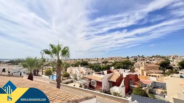 Vista exterior de Casa o xalet en venda en Rojales amb Jardí privat, Terrassa i Moblat