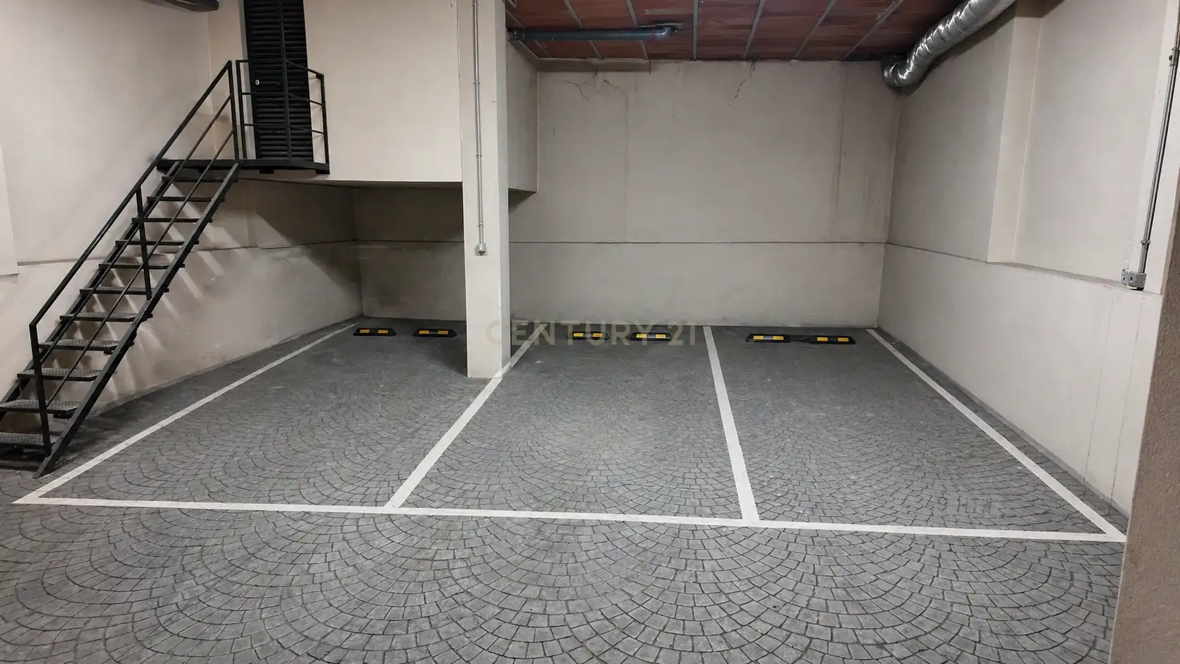 Parkplatz von Maisonette zum Verkauf in Badajoz mit Klimaanlage, Abstellraum und Waschmaschine