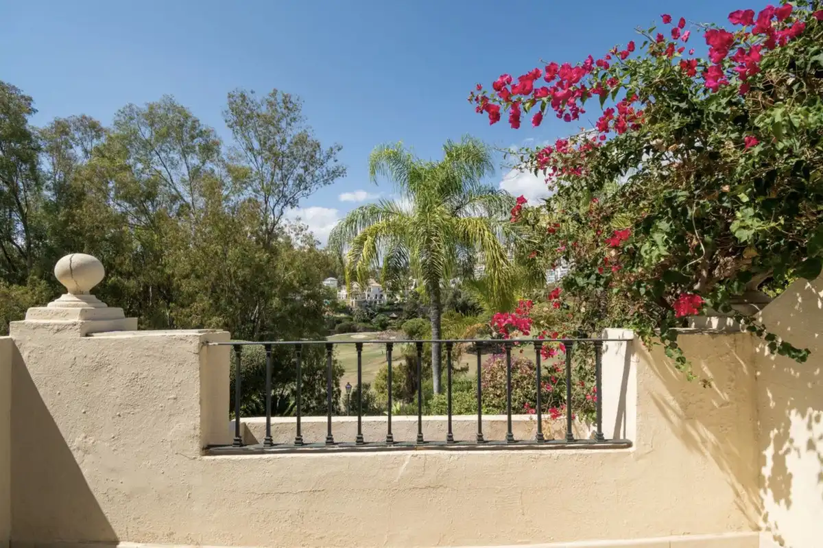 Vista exterior de Casa adosada de alquiler en Benahavís con Aire acondicionado, Jardín privado y Terraza