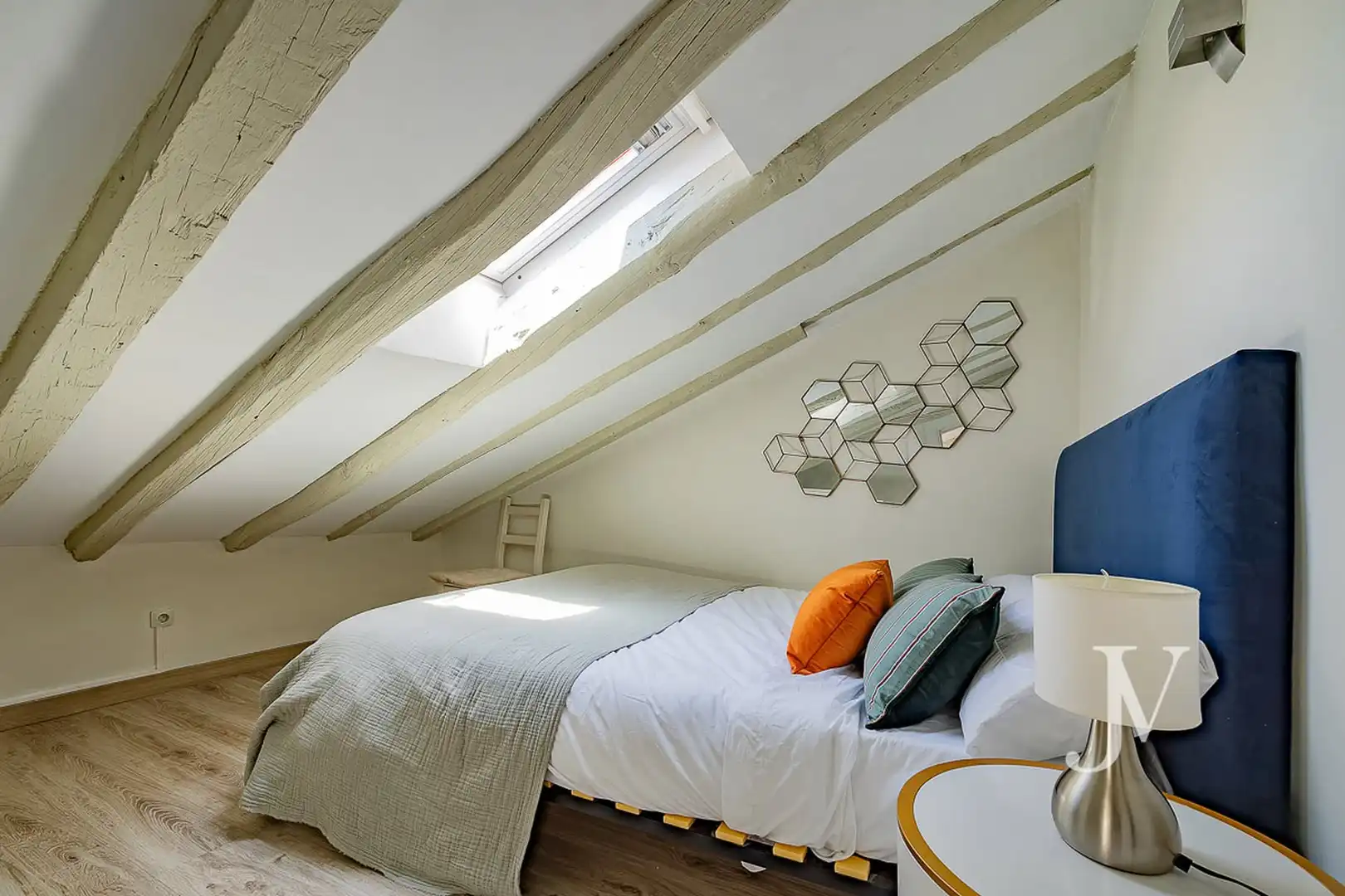 Schlafzimmer von Dachboden zur Miete in Madrid mit Klimaanlage, Heizung und Möbliert