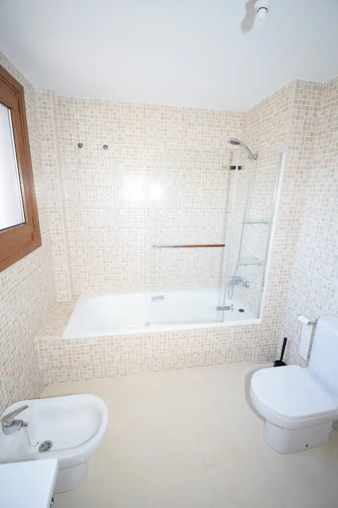 Baño de Casa adosada en venta en Miño con Calefacción, Jardín privado y Amueblado