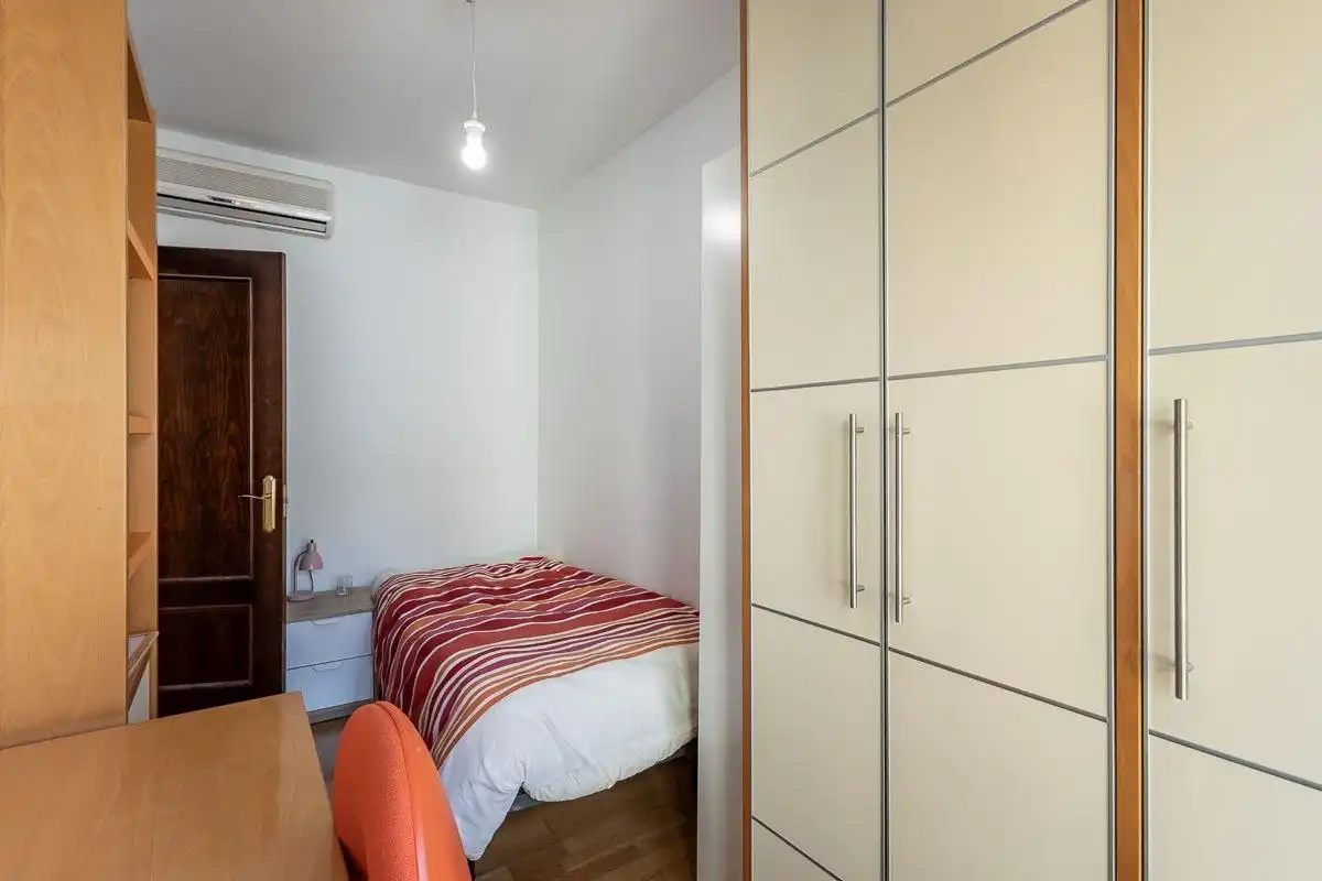 Habitación de Piso de alquiler en Granada con Aire acondicionado, Calefacción y Amueblado